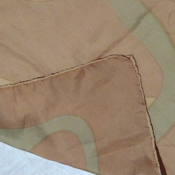 Soft 27" square vintage scarf of honey beige and pastel lime green - Picture 3 of 3